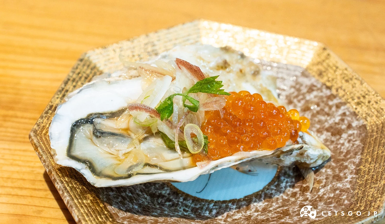 生牡蠣鋪上亮晶晶的鮭魚卵上桌,海味十足