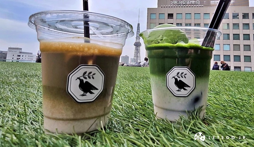 加點抹茶冰淇淋的抹茶拿鐵與焙茶拿鐵