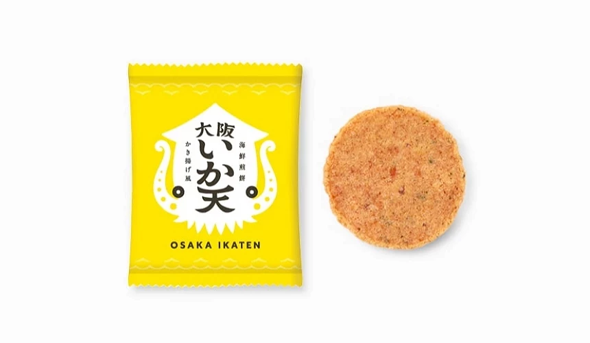 黃色包裝袋印有白色烏賊圖案與大阪いか天字樣,旁邊放著一片圓形煎餅