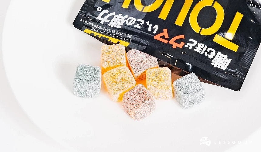 表面帶有糖粉的方形軟糖
