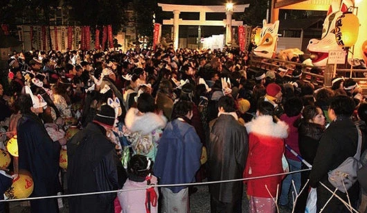 許多人聚集在夜晚的神社前