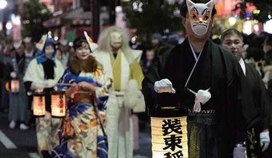 戴著狐狸面具的人們在夜晚遊行