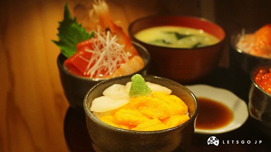 四碗蓋飯與一碗湯組成的丸先丼