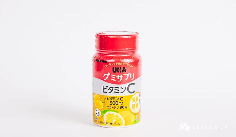 紅色罐裝瓶身,黃色標籤印有維他命C字樣與檸檬圖案