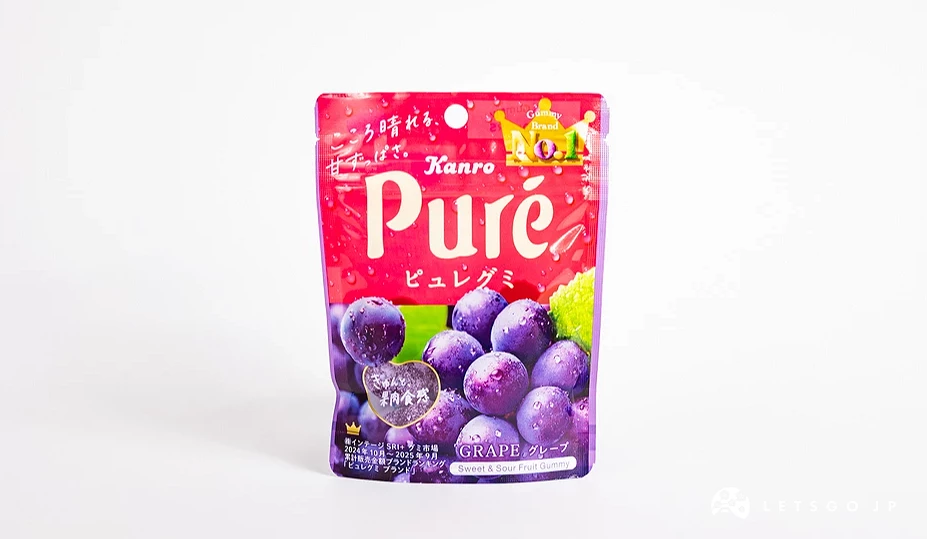 桃紅色漸層包裝袋,印有 Pure 字樣與一串紫葡萄圖案