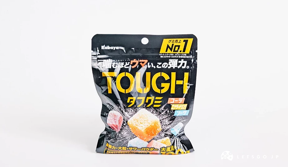 黑色包裝袋,印有黃色 TOUGH 字樣與方形軟糖圖案