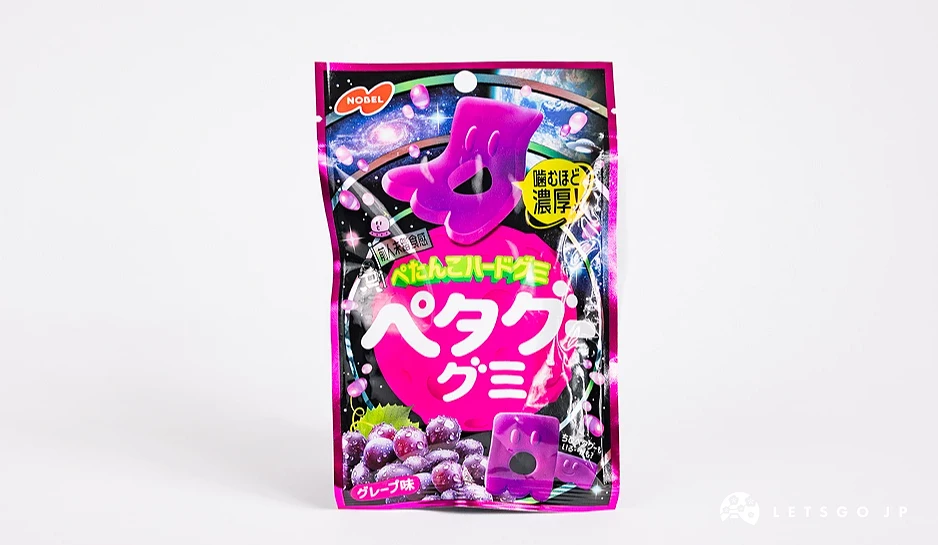 桃紅色包裝袋,印有宇宙背景與薄片外星人造型圖案