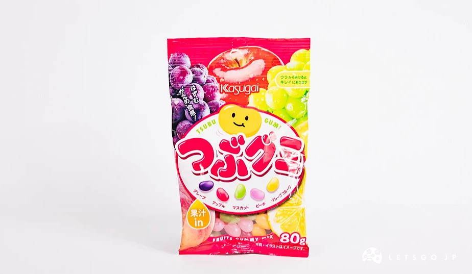 紅色包裝袋,印有多種水果圖案與各色豆狀軟糖