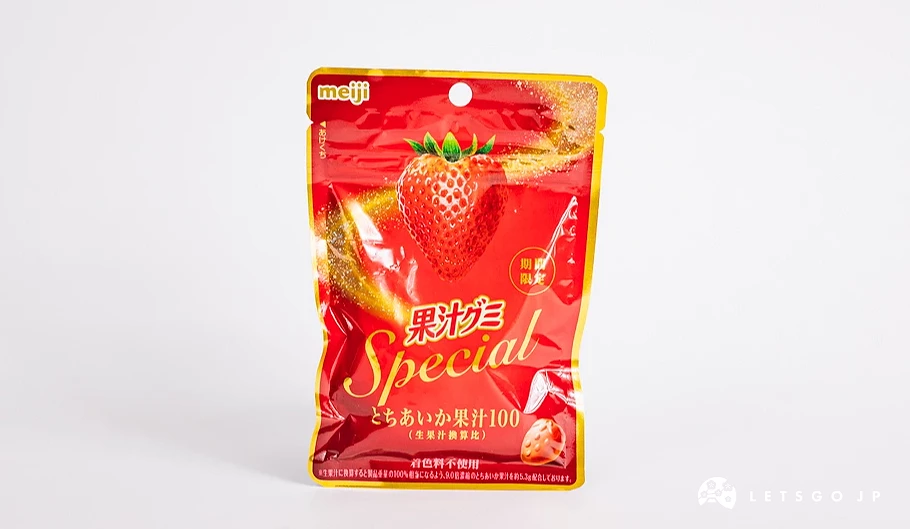 紅色包裝袋,印有果汁グミ字樣與一顆草莓圖案