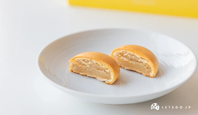 白色淺盤上放著兩半切開的饅頭,露出內部豆沙餡料