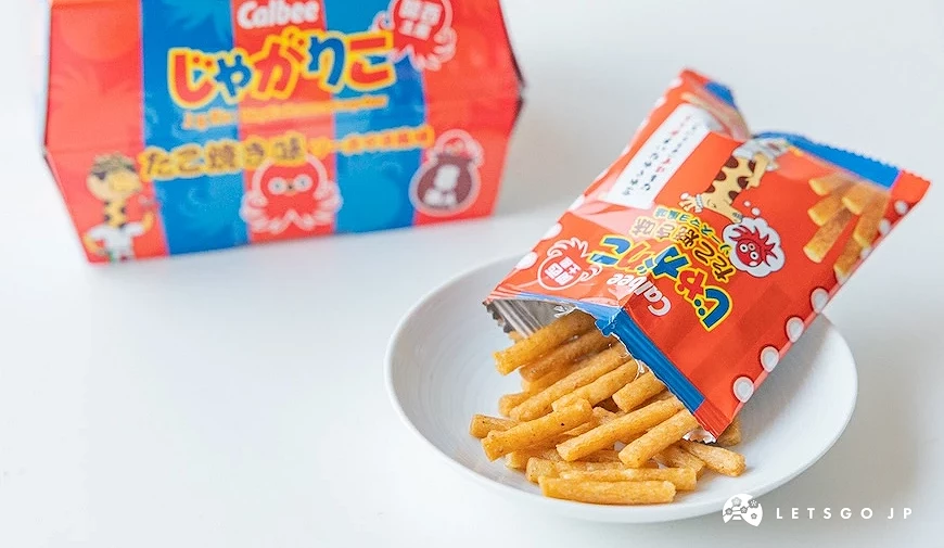 打開的小包裝袋將條狀馬鈴薯餅乾倒在白色淺盤上