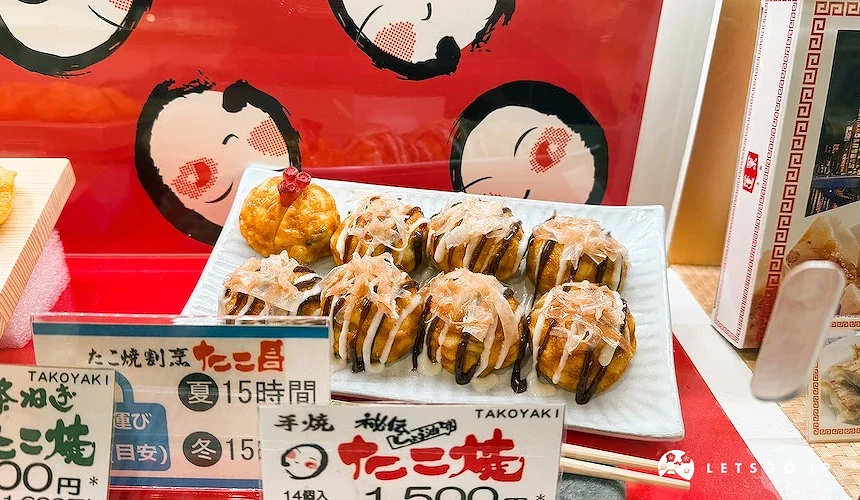 たこ昌章魚燒展示模型,白色方盤上裝有淋著醬汁、美乃滋與柴魚片的章魚燒