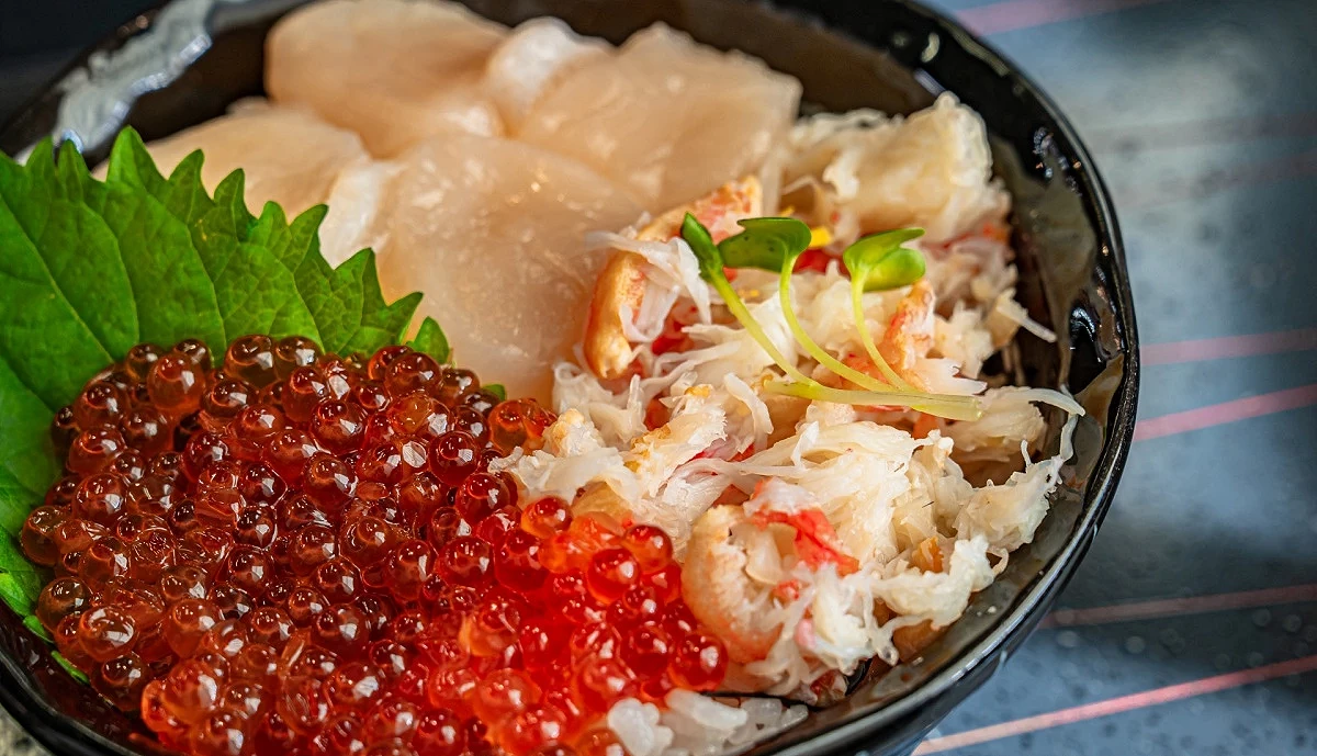 海鮮丼上鋪滿鮭魚卵、蟹肉和干貝