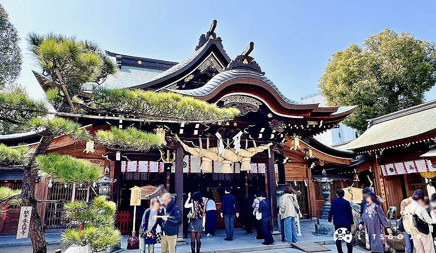 即便是平日也依然有許多民眾前來櫛田神社參拜