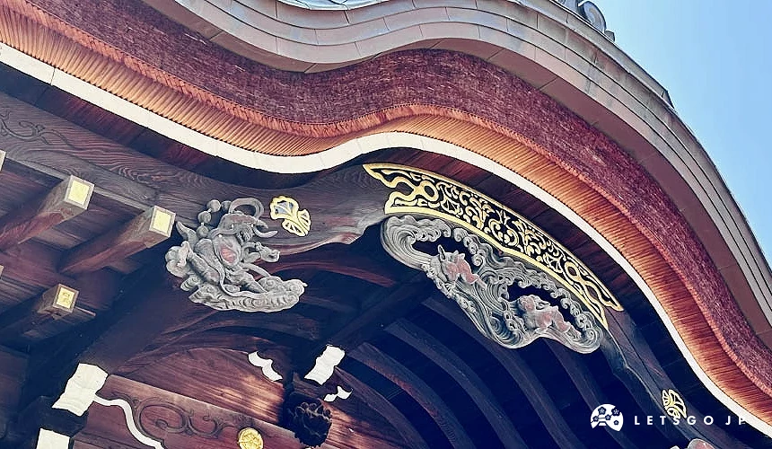 本殿上的風神雷神木雕