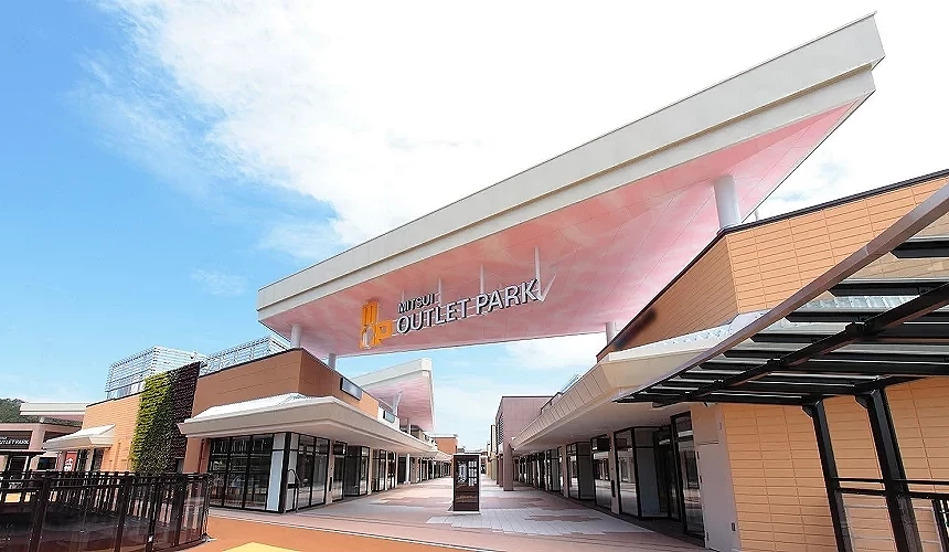 「三井 OUTLET PARK 滋賀龍王」北館入口