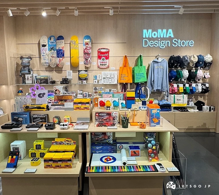 MoMA Design Store的大丸心齋橋店內商品架