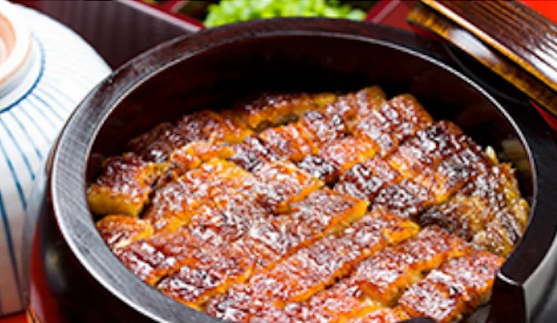 鰻魚飯盛裝於圓形木盒