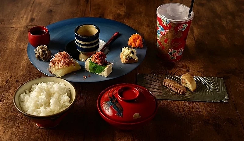 桌上有白飯、湯、各種小菜