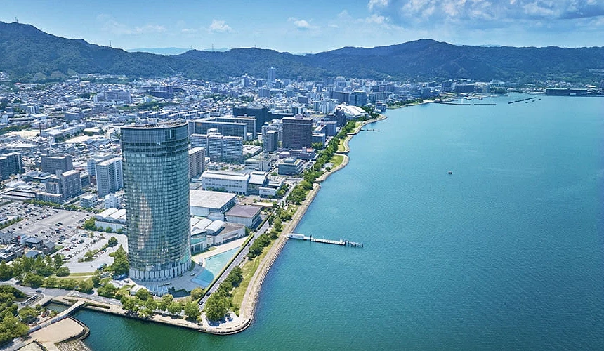 琵琶湖大津王子飯店就近鄰琵琶湖畔,坐擁開闊的湖景提供:びわ湖大津プリンスホテル