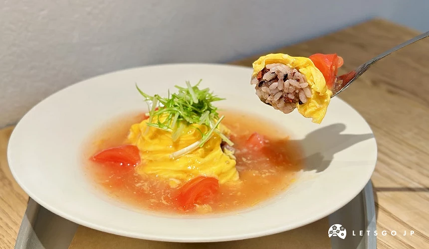 「蛋糕雞蛋的蛋包飯」鮮嫩蛋包包覆雜糧米飯,清爽又有飽足感攝影:Angie