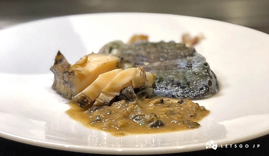 鮑魚料理放在桌上