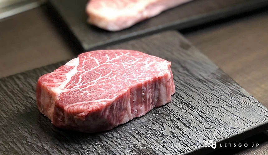 A5 神戶牛「夏多布里昂牛排」放在石盤上