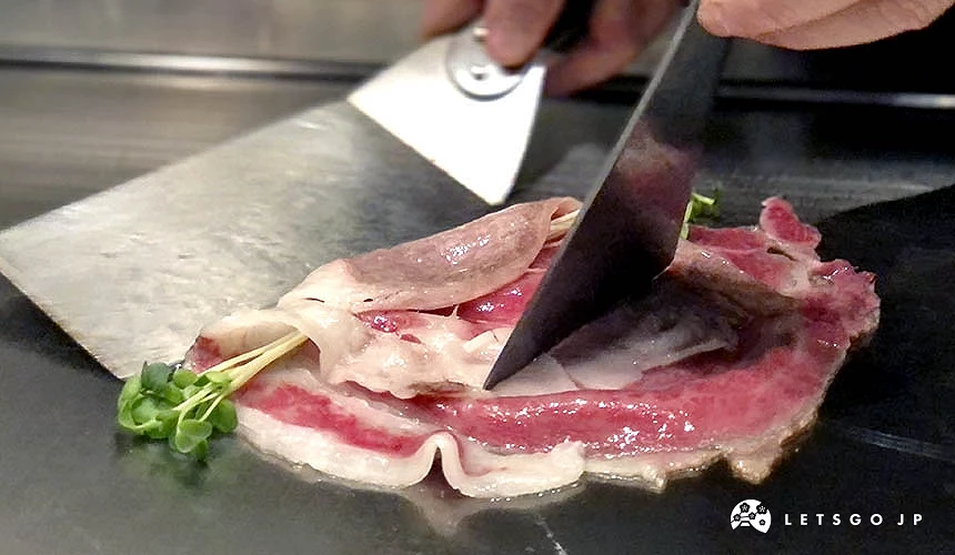 在鐵板上製作和牛燒涮肉卷