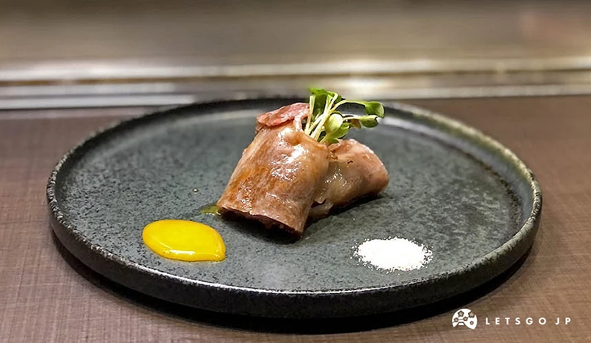 和牛燒涮肉卷附上鹽巴與黃芥末醬汁