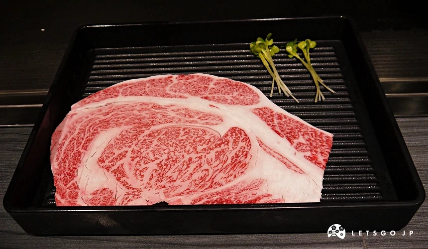 黑毛和牛薄片的油花細緻,看了食指大動(圖示為兩人份)