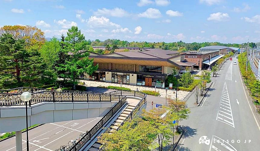 輕井澤車站南邊出口樓梯望出去,就是 OUTLET 的美食區