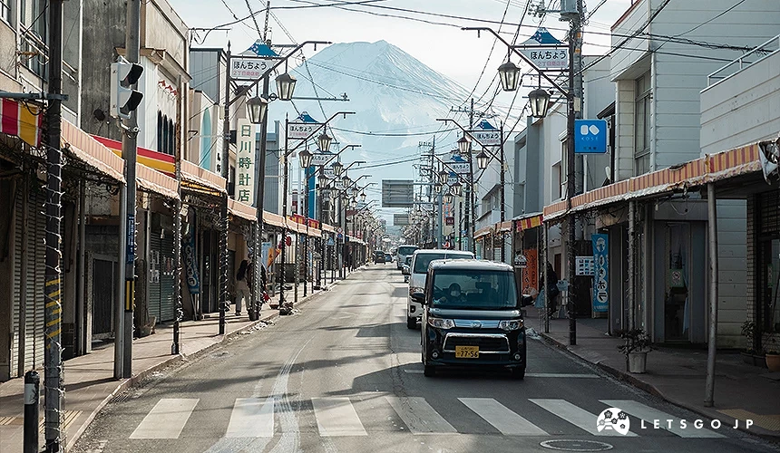 從本町商店街拍攝的富士山