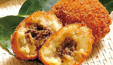 阿蘇とり宮的馬肉可樂餅,金黃色炸衣包裹馬肉與馬鈴薯內餡,盛放在竹籃上