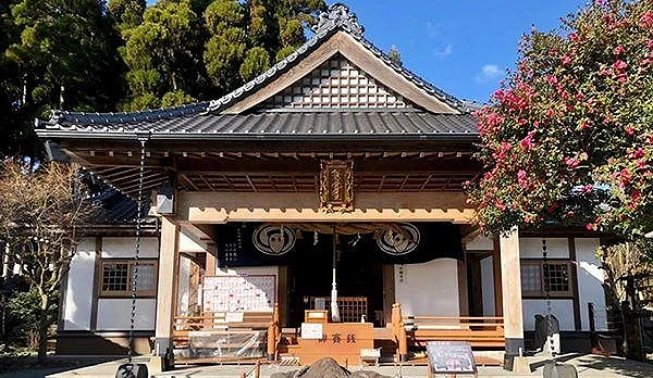 熊本南阿蘇的阿蘇白水龍神權現拜殿,社殿前設有石造祈願處與參拜空間