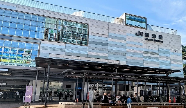 JR 熱海站外觀,站前廣場有旅客休息與往來,為前往熱海花火大會會場的主要交通據點