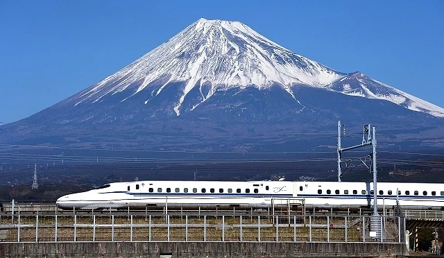 東海道新幹線列車行駛於富士山前方,象徵從東京前往熱海的便利鐵道交通