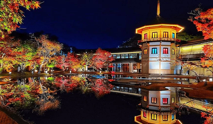 松島離宮夜間點燈景色,紅葉、日本庭園與十角三重塔倒映在水面上