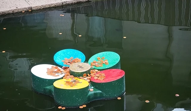 大阪天滿宮星合池許願檯,梅花造型平台分為多種顏色對應不同祈願內容