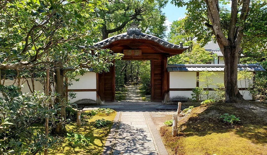 高台寺對面的圓德院大門外觀,綠意盎然的庭園入口充滿寧靜的禪意