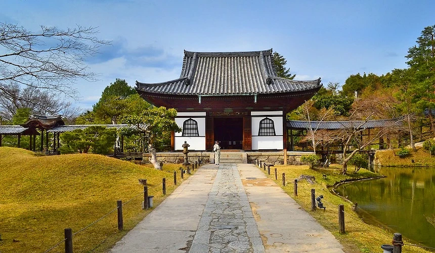高台寺境內的開山堂與連接著觀月台的長廊,建築保留了桃山時代的風格