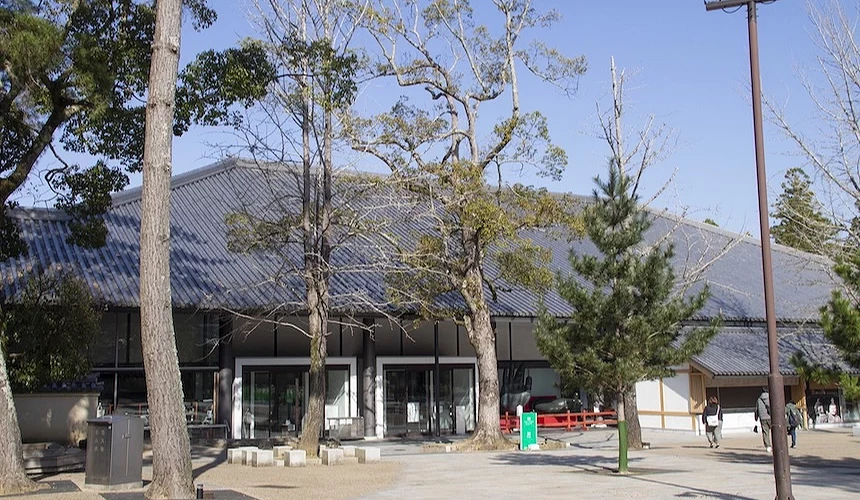 東大寺博物館的外觀,結合了現代感與傳統和風的建築設計,門外展示著大佛手部的等比例模型