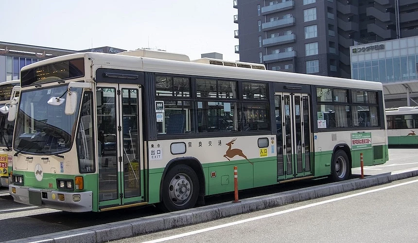 停靠在車站的奈良交通巴士,車身為綠白相間塗裝,並印有標誌性的飛躍小鹿圖案