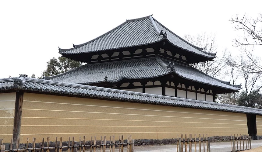 東大寺境內最古老的建築三月堂(法華堂),擁有優美的屋頂線條與寧靜的氛圍