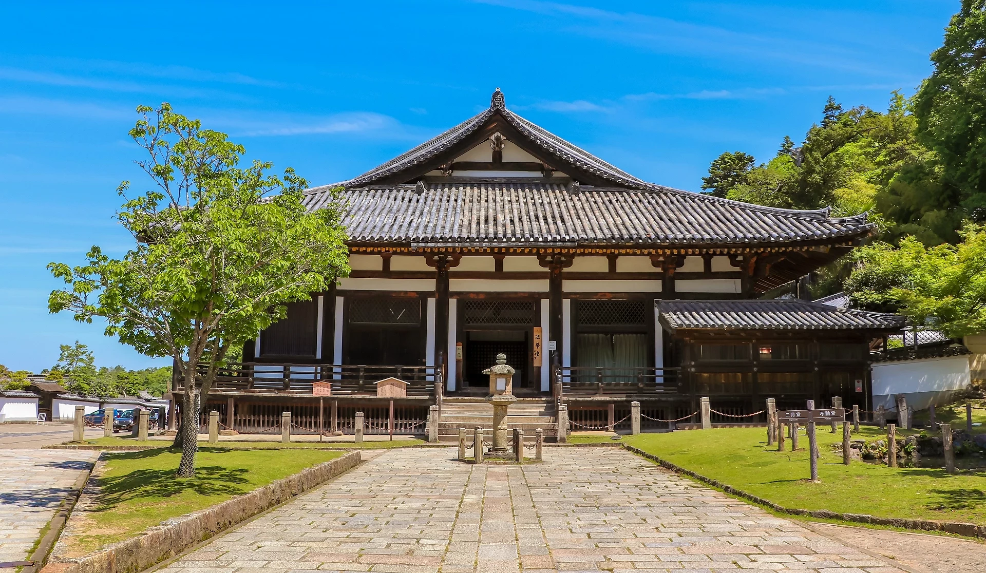 東大寺戒壇堂的外觀,有著古樸的瓦簷屋頂與周圍的土牆