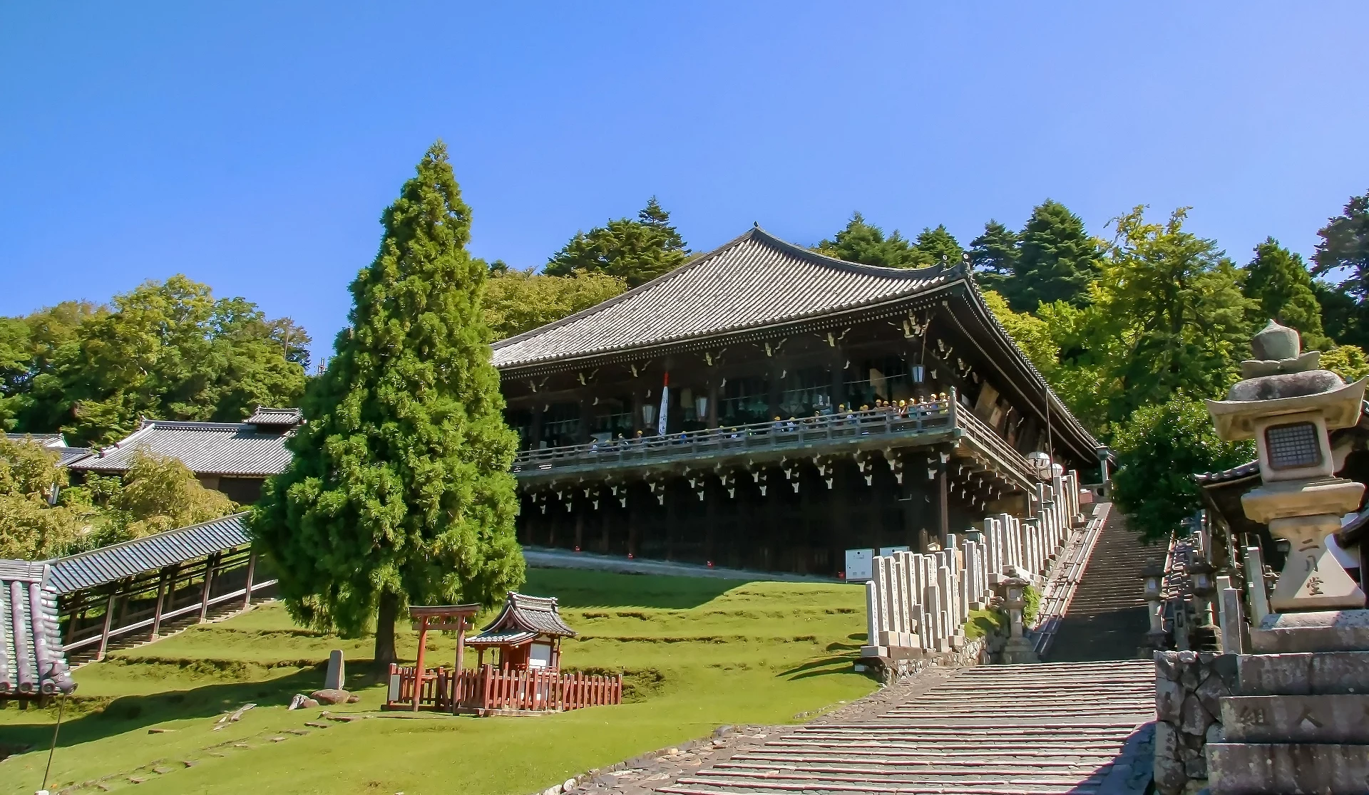 建於高台上的東大寺二月堂,有著向外延伸的木造舞台,前方是長長的石階