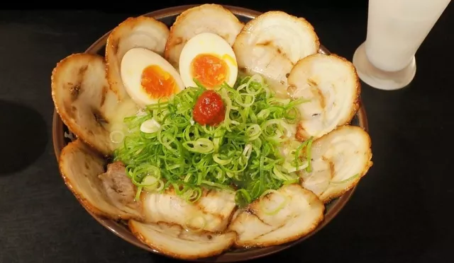 「拉麵 侍 由布院」美食菜單：豚骨拉麵清爽Q彈，必吃餃子與叉燒丼