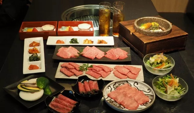 「Yakiniku Kakura 福岡西中洲分店」燒肉試吃報告：佐賀雌牛入口即化必吃 的縮圖