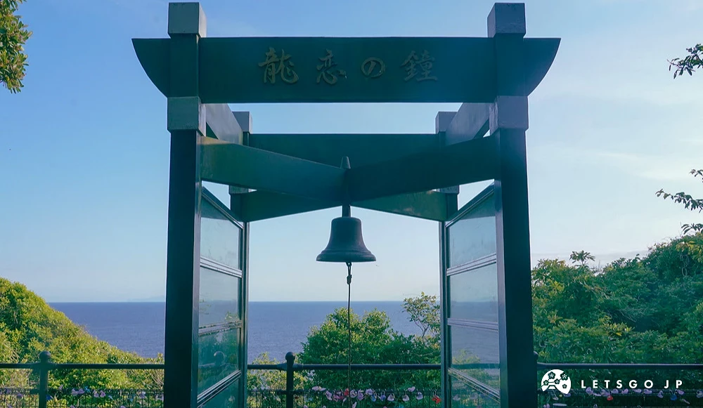 以蔚藍相模灣為背景、矗立在江之島戀人之丘的「龍戀之鐘」