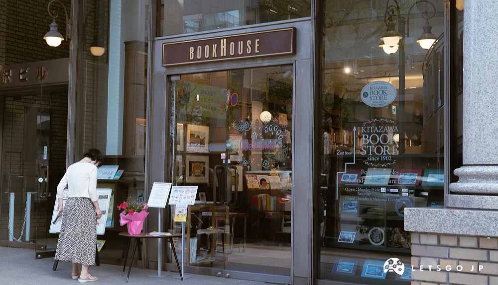 裝潢使用歐式路燈為的「Book House Cafe」,店內放置了繪本與擺設了兒童繪畫