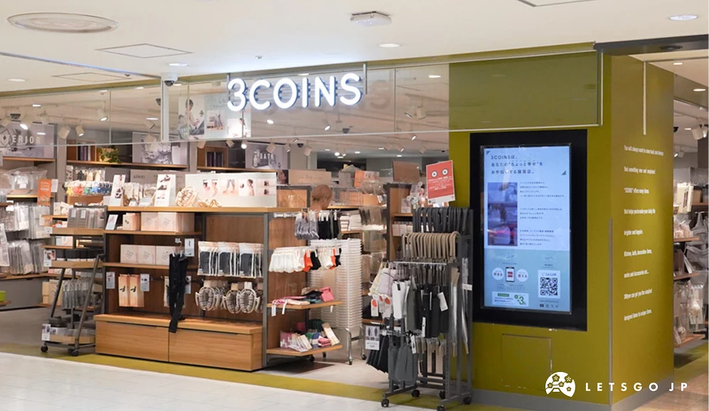 招牌寫著「3COINS」的日系雜貨店鋪外觀